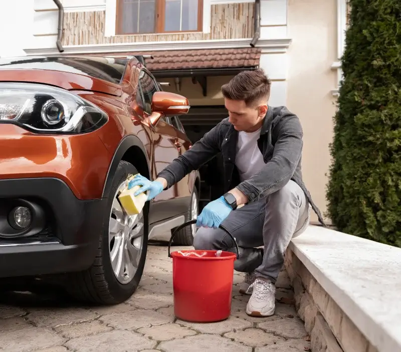Lavage auto à domicile Follainville-Dennemont : professionnel intervenant sur un véhicule